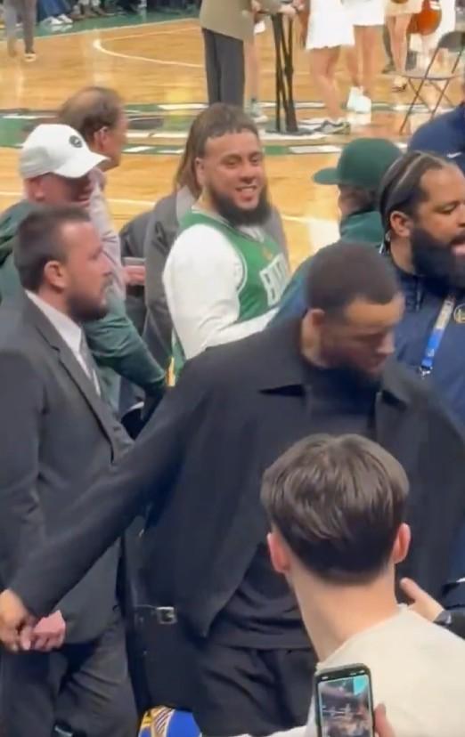  凯尔特人主场突发拉拽事件，库里胳膊被猛拽后表情不悦；球迷迅速遭驱逐离场 体育新闻 凯尔特人主场突发拉拽事件，库里胳膊被猛拽后表情不悦；球迷迅速遭驱逐离场 体育新闻