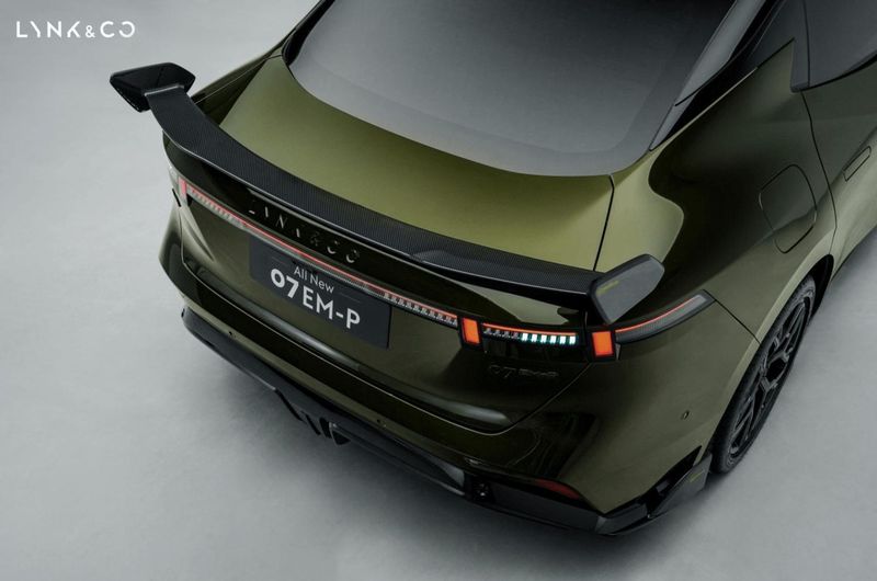  领克07 EM-P碳纤尾翼版，以赛道激情融入都市生活；限时专享价开启性能新篇章。 汽车科技