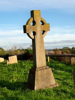 殡葬管理迎来系统修订；新老坟处置明确界限；生态安葬方向逐步推进。