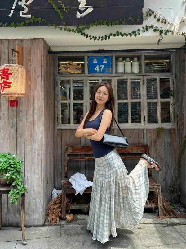  【面料工艺解析】春夏半身裙选购指南：从针织密度到色彩科学的系统性穿搭方案 时尚用品