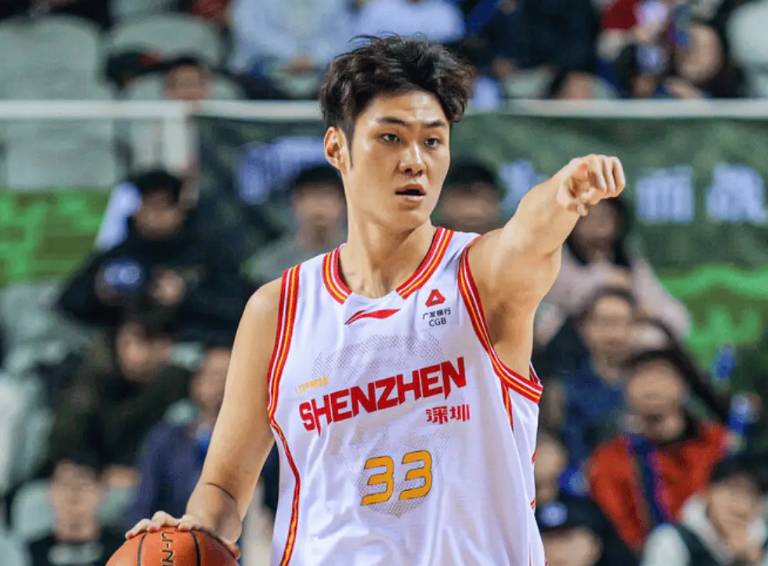  【深度复盘】深圳13连胜背后的战术迭代：团队篮球如何重塑联赛格局 体育新闻